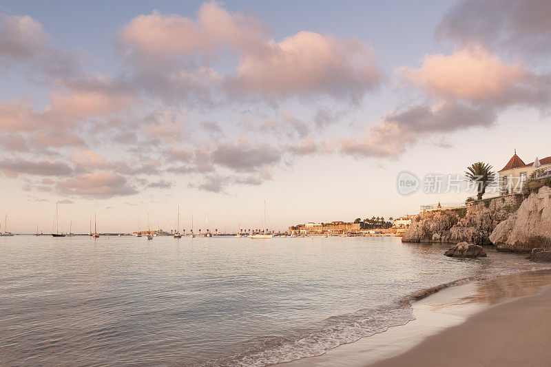 Cascais海湾和Praia da Rainha在金色的晨光中